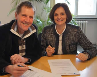 Rektor Prof. Dr. Holger Burckhart und Dr. Bettina Wolf, Leiterin der Agentur für Arbeit Siegen, unterzeichneten den Kooperationsvertrag.