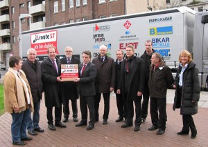 Vertreter heimischer Unternehmen, der Gewerkschaften sowie der Industrie- und Handelskammer Siegen (IHK) haben in Düsseldorf NRW-Verkehrsminister Michael Groschek 14.464 Unterschriften mit der Forderung nach einer baldigen Realisierung der Route 57 überreicht.
