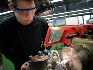 Die Industrie- und Handelsunternehmen in den Kreisen Siegen-Wittgenstein und Olpe schlossen im vergangenen Jahr 2449 Lehrverträge mit jungen Menschen ab – exakt so viel wie im Vorjahr.