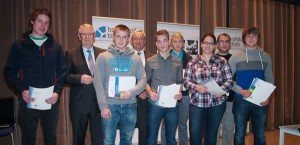 Unser Foto zeigt die Jahrgangsbesten gemeinsam mit OStD Roland Geldsetzer und IHK-Präsident Klaus Th. Vetter.