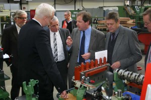 NRW-Wirtschaftsminister Garrelt Duin (2. v. links) besuchte die EJOT GmbH & Co. KG in Bad Berleburg.