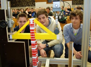 Die Brücke der Sieger vom Fürst-Johann-Moritz-Gymnasium in Weidenau hielt rund 35 Kilogramm stand.