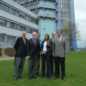 Im Bild (v.l.): Rainer Seelbach (Irle Group), Kanzler Dr. Johann Peter Schäfer, Rektor Prof. Dr. Holger Burckhart, Prorektorin Prof. Dr. Hanna Schramm-Klein, Gunter Hain (Landruf Rohrtechnik GmbH) sowie Bernd Berg (Bergrohr).