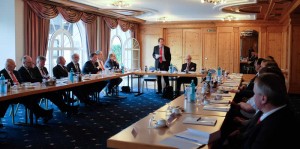 Viele Vorhaben von Rot-Grün in Düsseldorf wirkten abschreckend statt anspornend für die Wirtschaft, kritisierte IHK-Vizepräsident Christian Kocherscheidt im Wittgenseiner Unternehmergespräch. Neue Vorschriften atmeten den Geist von „Staat vor Privat“ und schränkten unternehmerische Freiheiten drastisch ein.