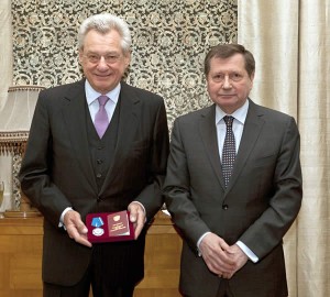 Der Russische Botschafter Wladimir M. Grinin (rechts) überreicht Dr. Heinrich Weiss (links) ,  Vorsitzender der Geschäftsführung der SMS group, den „Orden der Ehre“.