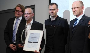 Matthias Muelln (2.v.l.) nahm den ersten “BOD” für seine Firma IT-aid GmbH, Siegen, entgegen. Die Jury-Mitglieder Patrick Schulte (links, billiton internet services GmbH Siegen) und Ulf Lück (2.von rechts, conception Kommunikationsagentur GmbH, Siegen) sowie Hermann-Josef-Droege, stv. Hauptgeschäftsführer der IHK Siegen, gratulierten.