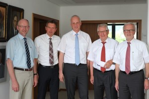 IHK und Bürgermeister betrachten mit großer Sorge die anhaltende finanzielle Auszehrung der regionalen Kommunen. Im Bild (v.li.): Hermann-Josef Droege, Wolfgang Hilleke, Christoph Ewers, IHK-Präsident Klaus Th. Vetter und IHK-Hauptgeschäftsführer Franz J. Mockenhaupt.