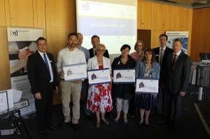 Im Bild die Vertreter der ausgezeichneten Schulen mit Markus Weber (links), Vorsitzender der Wirtschaftsjunioren Südwestfalen, und Wieland Frank (rechts), Vertretungsberechtigter Gesellschafter der SIEGENIA-AUBI KG, Wilnsdorf.