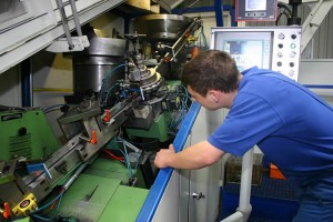 Im Bild ein moderner Fertigungsautomat für die Schraubenproduktion bei der Wilhelm Schumacher GmbH.