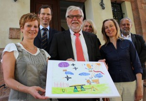 Überwältigt von dieser überaus großzügigen Geste der Solidarität bedankten sich Kita-Leiterin Sylke Reibestein und Dr. Heike Richter, Geschäftsführerin des Trägervereins Volkssolidarität Leipziger Land/Muldental, beim Besuch von EJOT-Geschäftsführer Winfried Schwarz, des Leiters der EJOT-Niederlassung Dresden, Tobias Windisch, sowie des Betriebsratsvorsitzenden des EJOT-Werks Tambach-Dietharz, Uwe Eichelbaum.