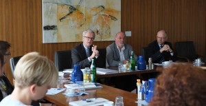 Prof. Dr. Gerd Hennings (Büro für Gewerbe- und Freiraumplanung) und das Planungsbüro Stadtraumkonzept GmbH (Dortmund) stellten in der Industrie- und Handelskammer Siegen gemeinsam mit Hauptgeschäftsführjahr Franz J. Mockenhaupt und dem stellvertretenden Hauptgeschäftsführer Hermann-Josef Droege die Studie über die Verfügbarkeit von Gewerbeflächen vor.