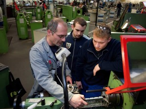 Die IHK-zugehörigen Unternehmen schlossen in den Kreisen Siegen-Wittgenstein und Olpe in den ersten neun Monaten des laufenden Jahres 2236 Lehrverträge mit jungen Menschen ab.