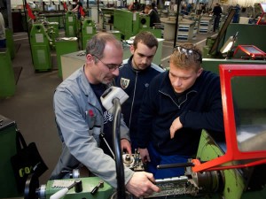 Die IHK-zugehörigen Unternehmen schlossen in den Kreisen Siegen-Wittgenstein und Olpe in den ersten neun Monaten des laufenden Jahres 2236 Lehrverträge mit jungen Menschen ab. 