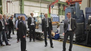 Rund 60 Mitglieder des Arbeitskreises Verkehrswirtschaft der Industrie- und Handelskammer Siegen (IHK) bekamen einen Einblick in die Produktion der SMS Siemag AG in Hilchenbach und in die logistischen Herausforderungen des weltweit agierenden Unternehmens.