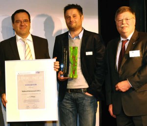 So sehen Sieger aus: (v.l.) Michael Gerster, Online-Marketingmanager (EJOT) und Tillmann Schmidt, Art-Director digital (conception), der die Bewerbung einreichte, gemeinsam mit Andreas Lux, stellv. Hauptgeschäftsführer der gastgebenden SIHK. (Foto: SIHK)