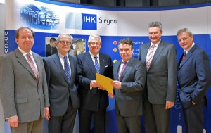 NRW-Verkehrsminister Michael Groschek (3. v. re.) stand bei der IHK-Wintervollversammlung den Unternehmern in Sachen Verkehrsinfrastruktur Rede und Antwort. Im Bild (v.li.): Christian Kocherscheidt (IHK-Vizepräsident), IHK-Hauptgeschäftsführer Franz J. Mockenhaupt, IHK-Präsident Klaus Th. Vetter, Michael Groschek, Axel E. Barten (IHK-Vizepräsident) und Rupprecht Kemper (IHK-Vizepräsident).