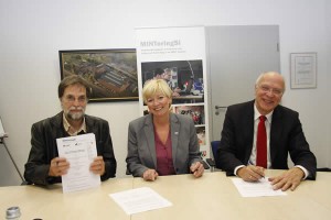 Unser Bild entstand bei der Vertragsunterzeichnung und zeigt von links nach rechts Prof. Dr. Dr. Ullrich Pietsch, Susanne Blasberg-Bense und Jörg Dienenthal. 
