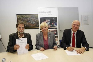 Unser Bild entstand bei der Vertragsunterzeichnung und zeigt von links nach rechts Prof. Dr. Dr. Ullrich Pietsch, Susanne Blasberg-Bense und Jörg Dienenthal.