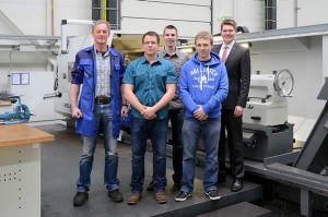 Im Bild (v.l.n.r.): Ausbildungsleiter Günther Feldsieper, Fabian Tump, Lukas Krüdelbach, Jakob Sobotka und Personalleiter Christian Kreutz. (Foto Achenbach)