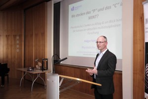 Prof. Dr. Holger Schönherr von der Universität Siegen referierte zu dem Thema „Wo stecken das `P` und das `C` in MINT? – Physikalische Chemie im Alltag und ein Blick hinter die Kulissen der aktuellen multidisziplinären Forschung“.