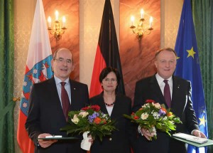 Heinz-Bernd Viegener (l.) und Walter Viegener erhielten den Thüringer Verdienstorden aus den Händen von Ministerpräsidentin Christine Lieberknecht vor allem aufgrund ihrer bedeutsamen unternehmerischen Leistungen für den Freistaat Thüringen und ihres sozialen Engagements. (Foto: Thüringer Staatskanzlei)