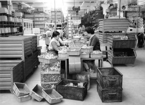 Vor 40 Jahren wurden viele Produkte noch in Hand­arbeit hergestellt. (Foto: Franz R. Falkson/VdSM Archiv)