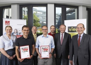 Urkunden und Dank der Deutschen Knochenmarkspenderdatei von Maike Hornberg an die Spender Joachim Killinger und Axel Hoffmann ( 2. Reihe v. l.) sowie Mike Wilhelm, Christian Dingerkus und die Geschäftsführenden Gesellschafter der Viega GmbH & Co. KG, Walter Viegener und Heinz-Bernd Viegener (1. Reihe v. l.).