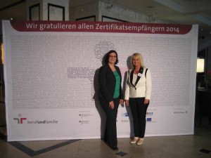 Im Bild: Andrea Neuland, Leiterin EJOT-Personalentwicklung, und Elke Hömske, Auditorin der berufundfamilie Service GmbH (v.li.).