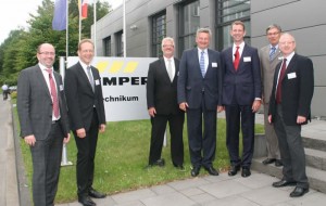 Im Bild (v.l.n.r.): Wolfgang Strasser (@-yet GmbH), Jörn Lehmann (Plattform Industrie 4.0), Ferdinand Hasse (Phoenix Contact GmbH & Co. KG), Axel Barten (Vizepräsident der IHK Siegen), Prof. Dr. Günther Schuh (Werkzeugmaschinenlabor WZL der RWTH Aachen), Dr. Roland Blumenthal (Gebr. Kemper GmbH + Co. KG) und Hans-Jürgen Alt (ProduktionNRW, VDMA).