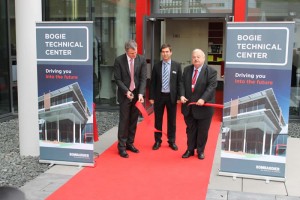 Dave Barry (links) Mitglied der Geschäftsführung Bombardier Transportation Deutschland, Bart Vantorre (Mitte), Präsident der Business Unit Bogies bei Bombardier Transportation und Guntram Schneider (rechts), Minister für Arbeit, Integration und Soziales des Landes Nordrhein-Westfalen, eröffneten gemeinsam das neue Technikzentrum.