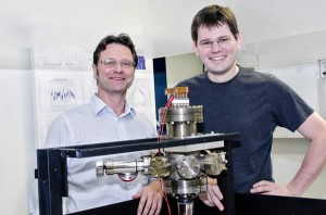 Prof. Dr. Christof Wunderlich (l.) und Prof. Dr. Otfried Gühne versuchen mit Hilfe der Quantenkryptographie, die Grundlagen für eine sichere Datenübertragung zu schaffen.