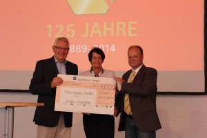 Klaus und Heidi Vetter überreichten  einen Spendenscheck an Frank Weber von „Miteinander Helfen e.V.“