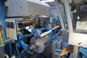 Der Blick auf die Auslaufseite der Walzanlage zeigt: das Aufwickeln des ersten Coils klappt perfekt.