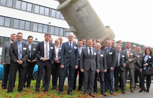 Etwa 30 Mitglieder des Automotive Netzwerkes Südwestfalen machten sich bei der Mennekes Elektrotechnik GmbH & Co. KG in Kirchhundem ein Bild von der eindrucksvollen Entwicklung des Unternehmens.