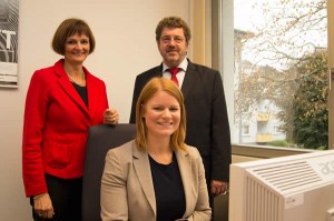 Stark am PC und im Kundenkontakt: Dr. Bettina Wolf (links) und Stephan Stracke unterstützen Clarissa Gogrewe bei ihrer Jobsuche.