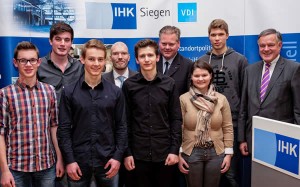 Das sind die Preisträger des VDI-IHK-Oberstufenpreises 2014, im Bild mit Dr.-Ing. Axel Müller (4. von links), Preisstifter Konstantin Slawinski (6. von links) und IHK-Präsident Felix G. Hensel (rechts). 