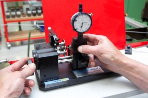 Im Bild die Qualitätskontrolle direkt an der Maschine in der Schraubenfertigung der EJOT GmbH & Co. KG. (Foto: Gesamtmetall/Pit Junker)