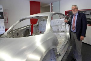EJOT-Geschäftsführer Winfried Schwarz neben der Aluminium-Karosserie eines Audi R8. (Foto: Gesamtmetall/Pit Junker)