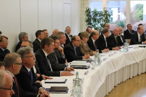 Auftakt der Tarifrunde 2015 für die Metall- und Elektroindustrie NRW in Siegen: Unser Bild zeigt die Verhandlungsdelegation der Arbeitgeber.
