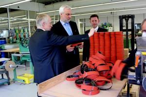 Uwe Kittel (links) und Jan Krückemeyer (rechts) führten NRW-Wirtschaftsminister Garrelt Duin durch das Unternehmen.