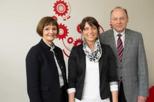 Dr. Bettina Wolf, Leiterin der Arbeitsagentur, will mit Jürgen Haßler von der Kreishandwerkerschaft Simone Beckmann (Mitte) unterstützen.
