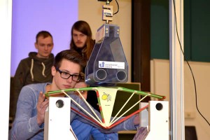 Wesley Klingauf legt die Brücke des Gymnasiums Wilnsdorf auf den Prüfstand. 33,35 Kilo hielt die Brücke bei einem Eigengewicht von 178,7 Gramm aus, Platz 2.