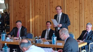 Verkehrsinfrastruktur im Fokus beim Wittgensteiner Unternehmergespräch: IHK-Präsident Felix G. Hensel, Landrat Andreas Müller, IHK-Vizepräsident Christian Kocherscheidt, IHK-Hauptgeschäftsführer Klaus Gräbener (v.l.n.r.). 