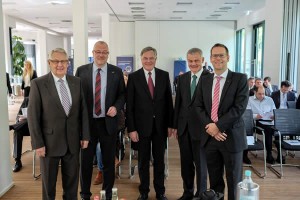 Einen positiven Blick in die Zukunft richteten IHK und Bürgermeister beim Wirtschaftsgespräch in Kreuztal. An dem Treffen im Schulungszentrum der Heinrich Georg GmbH Maschinenfabrik nahmen mehr als hundert Vertreter der Kreuztaler Wirtschaft teil. Im Bild IHK-Ehrenpräsident Klaus Th. Vetter, Bürgermeister Walter Kiß, IHK-Präsident Felix G. Hensel, IHK-Hauptgeschäftsführer Klaus Gräbener und Mark Georg, Geschäftsführer der Firma Heinrich Georg Maschinenfabrik. (Foto: IHK)