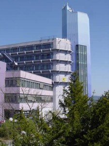 Das K-Gebäude auf dem Adolf-Reichwein-Campus der Universität Siegen mit seinem weit sichtbaren Turm. (Quelle: Universität Siegen)