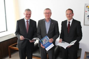KLAUS GRÄBENER, HAUPTGESCHÄFTSFÜHRER DER IHK SIEGEN, HARTWIG DURT, GESCHÄFTSFÜHRER DER IG METALL SIEGEN UND DR. THORSTEN DOUBLET, GESCHÄFTSFÜHRER DER ARBEITGEBERVERBÄNDE SIEGEN-WITTGENSTEIN STELLTEN GEMEINSAM IHR POSITIONSPAPIER „WIRTSCHAFT IST BEWEGUNG“ VOR.
