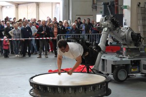 Auch so können die Industrieroboter von DDS eingesetzt werden: Der „fliegende Trommler“ sorgte beim „Tag der offenen Tür“ für spektakuläre musikalische Auftritte.