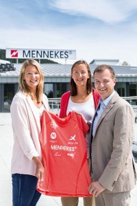 Christopher Mennekes (rechts) unterstützt mit seinem Unternehmen für weitere zwei Jahre das erfolgreiche Beachvolleyball-Team mit Isabel Schneider (links) aus Wenden-Ottfingen und Teresa Mersmann (Mitte). (Foto: Mennekes)