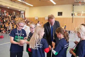 Dr. Thorsten Doublet, Geschäftsführer der Arbeitgeberverbände Siegen-Wittgenstein, zeichnete die jungen Sportler ebenfalls aus.