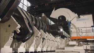 Eine Drehmaschine zum präzisen Bearbeiten von riesigen Kurbelwellen - vom Burbacher Weltmarktführer im Großwerkzeugmaschinenbau. 